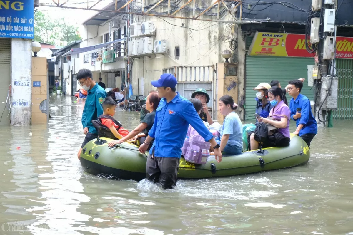 Hà Nội: Người dân phố Tân Ấp tất bật chạy lũ khi nước sông Hồng tăng cao