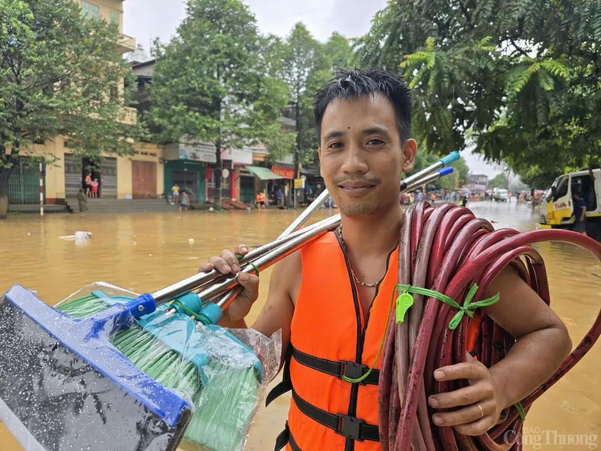 Người dân Thái Nguyên hối hả dọn dẹp nhà cửa sau trận lũ lịch sử