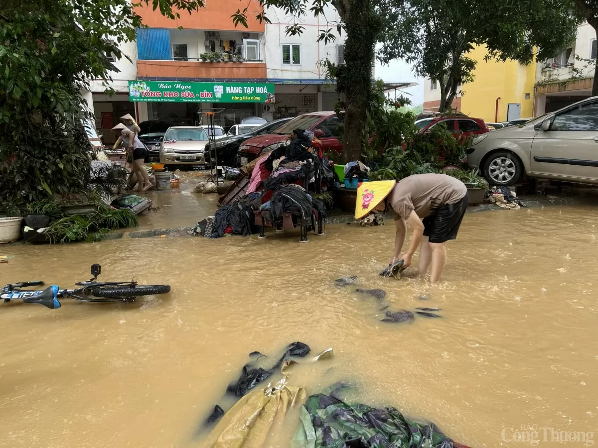 Người dân Thái Nguyên hối hả dọn dẹp nhà cửa sau trận lũ lịch sử