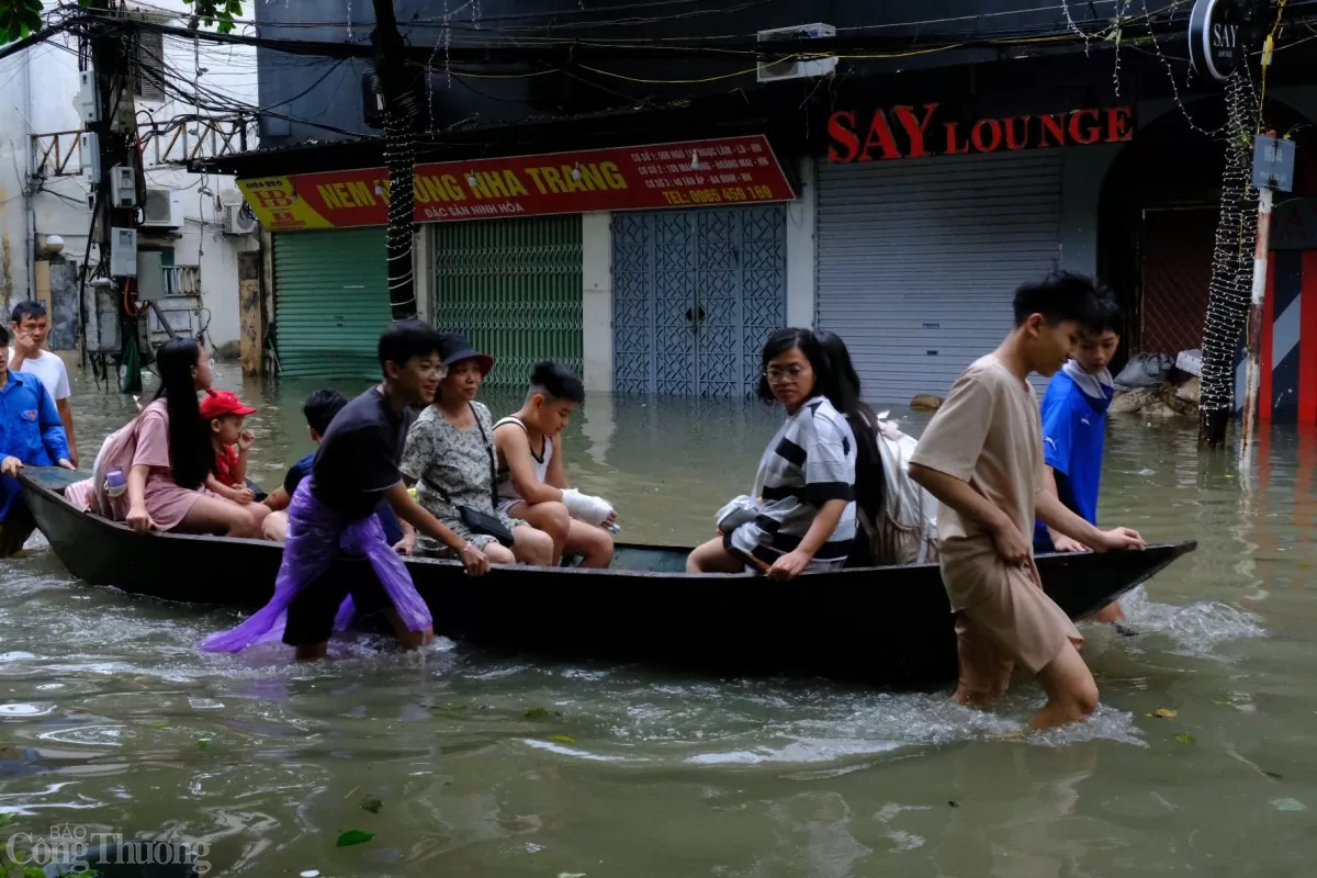 Hà Nội: Người dân phố Tân Ấp tất bật sơ tán trước dòng nước lũ