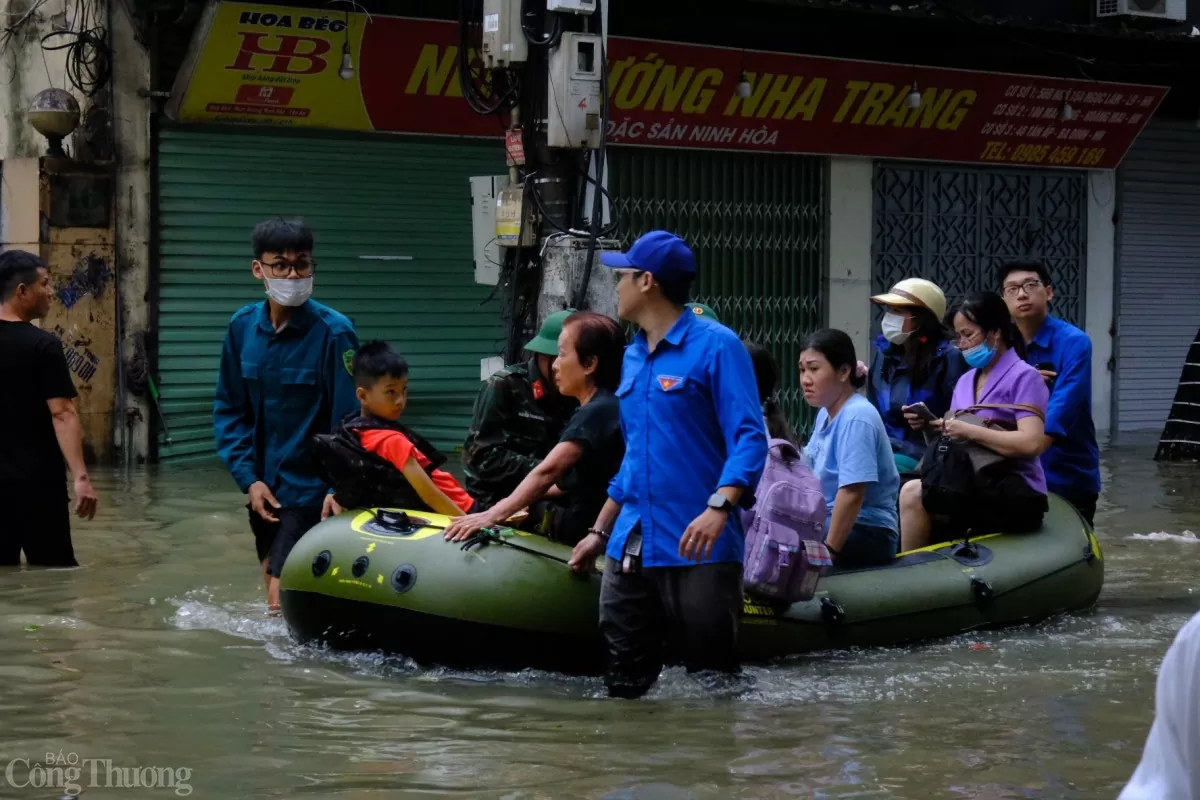 Hà Nội: Người dân phố Tân Ấp tất bật sơ tán trước dòng nước lũ