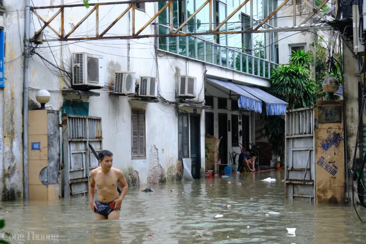 Hà Nội: Người dân phố Tân Ấp tất bật sơ tán trước dòng nước lũ