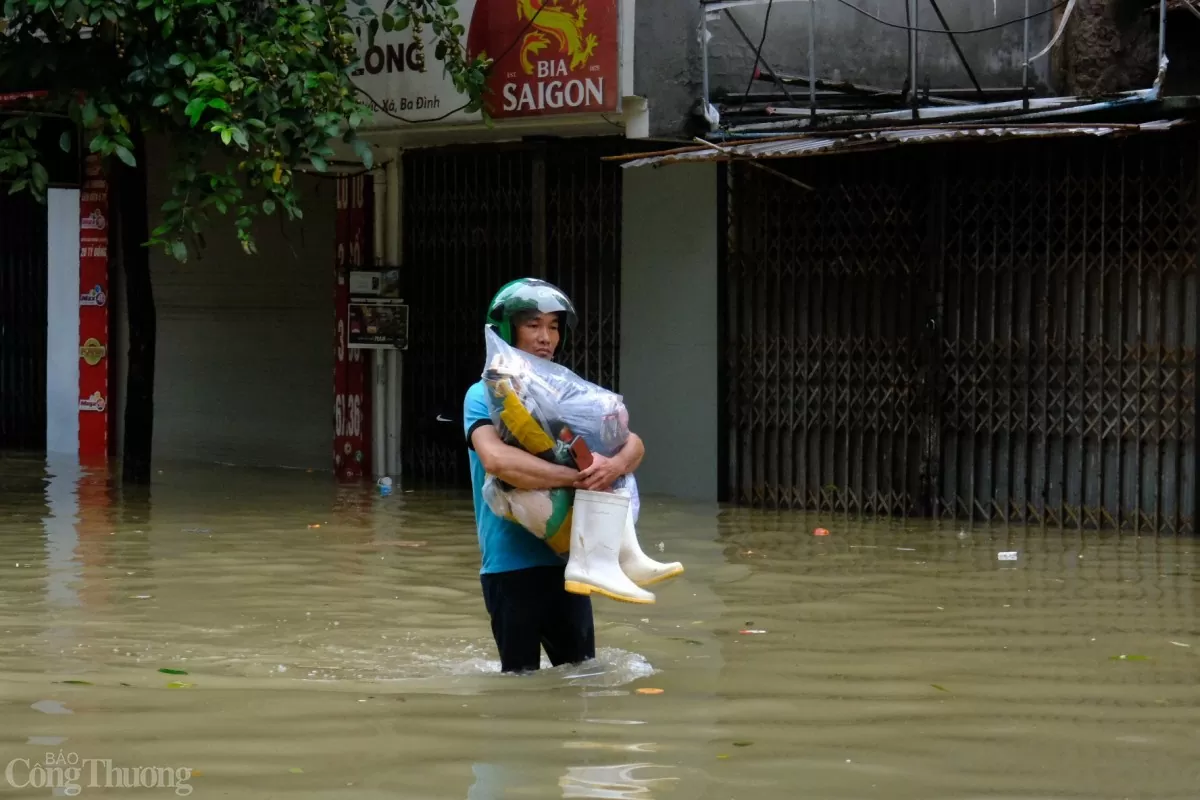 Hà Nội: Người dân phố Tân Ấp tất bật sơ tán trước dòng nước lũ