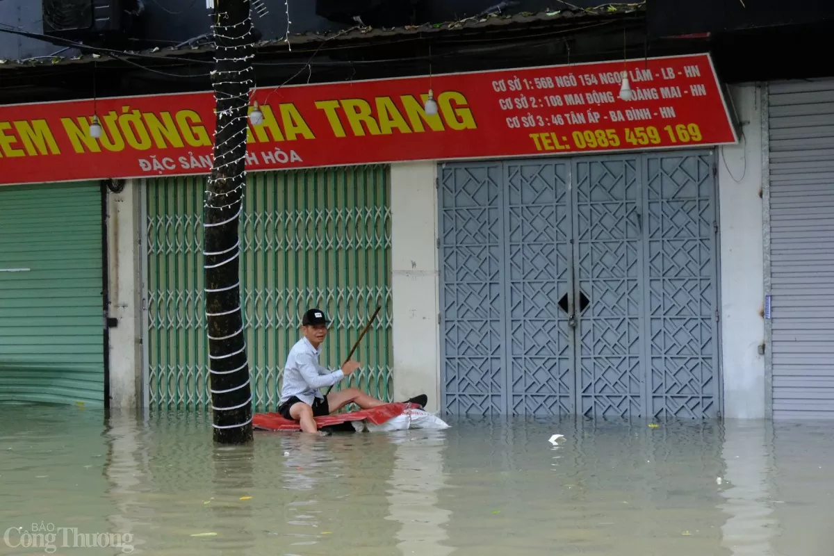 Hà Nội: Người dân phố Tân Ấp tất bật sơ tán trước dòng nước lũ