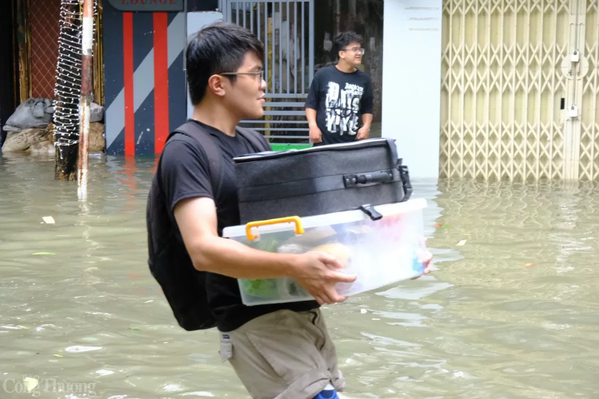 Hà Nội: Người dân phố Tân Ấp tất bật sơ tán trước dòng nước lũ