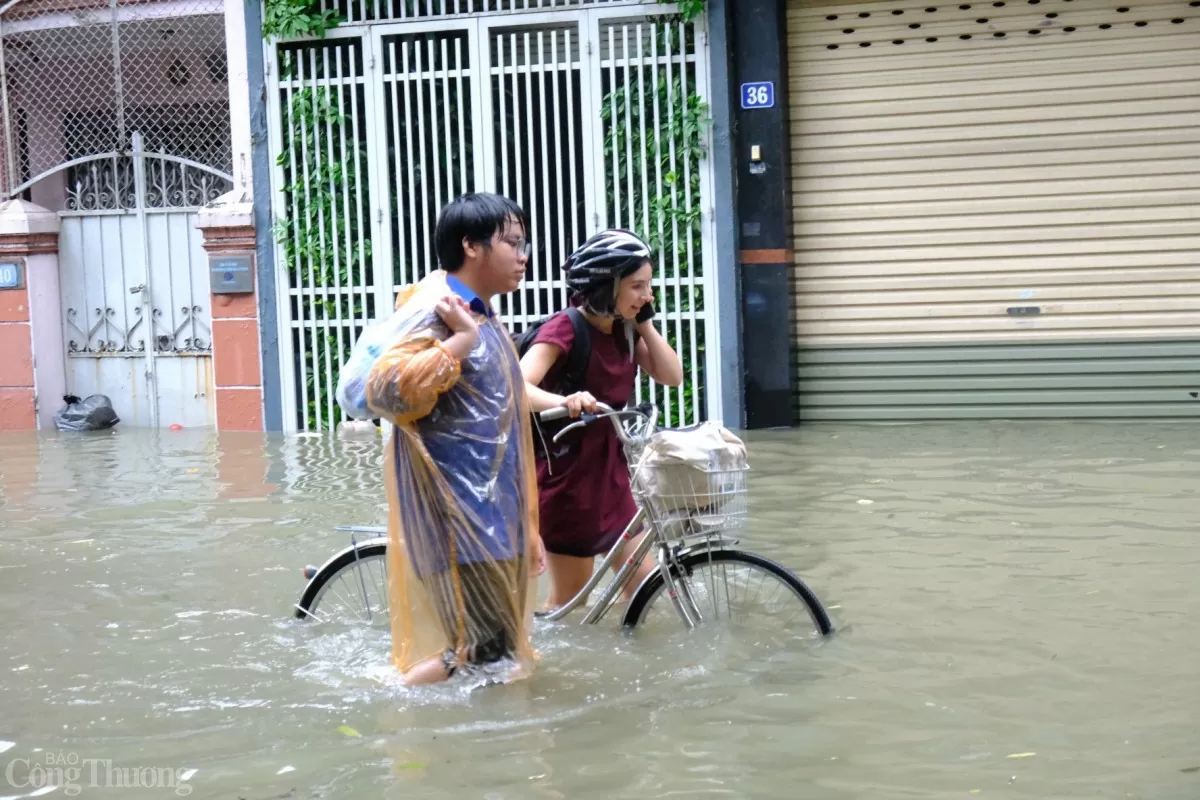 Hà Nội: Người dân phố Tân Ấp tất bật sơ tán trước dòng nước lũ