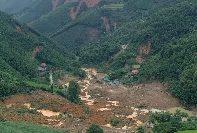 Lào Cai: Hàng trăm khối đất đá đổ sập vùi lấp nhiều nhà dân, 20 người chết và mất tích