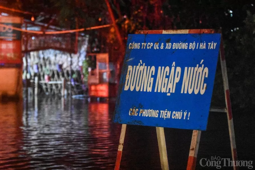 Lực lượng chức năng cảnh báo khu vực Văn Quán, quận Hà Đông, thành phố Hà Nội ngập nước. Lực lượng chức năng cảnh báo khu vực Văn Quán, quận Hà Đông, thành phố Hà Nội ngập nước.