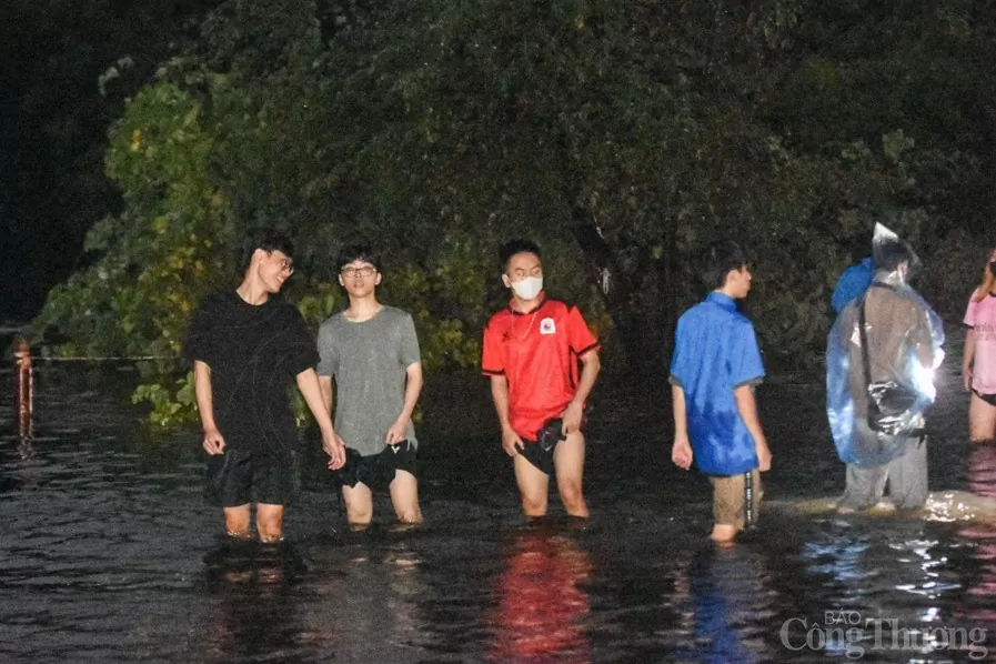 Mọi con đường đến trường đều ngập gây khó khăn cho sinh viên ở trọ khu vực Văn Quán. Mọi con đường đến trường đều ngập gây khó khăn cho sinh viên ở trọ khu vực Văn Quán.