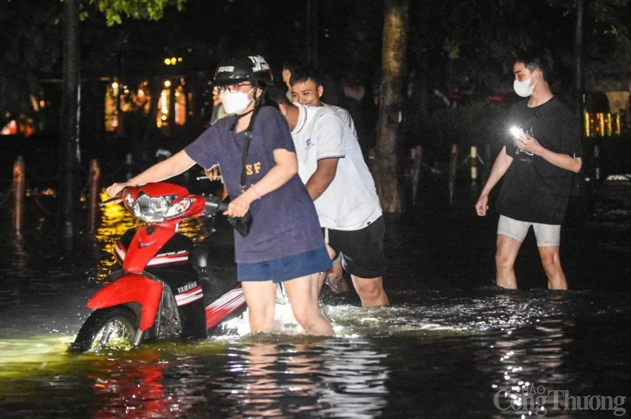 Nhiều người cố tình đi xe máy qua đoạn đường hồ Văn Quán dù đã có biển cảnh báo.