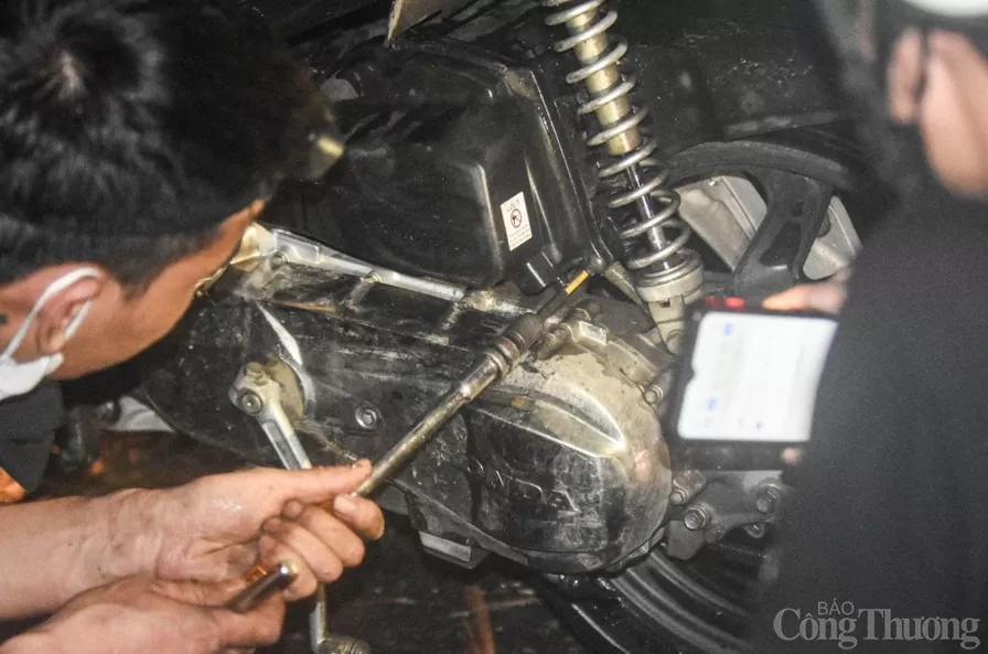 Qua hết đoạn ngập, nhiều phương tiện phải gọi người đến sửa chữa. Qua hết đoạn ngập, nhiều phương tiện phải gọi người đến sửa chữa.