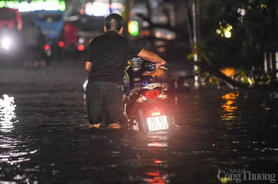 Có khu vực ngập sâu cả bánh xe. Có khu vực ngập sâu cả bánh xe.