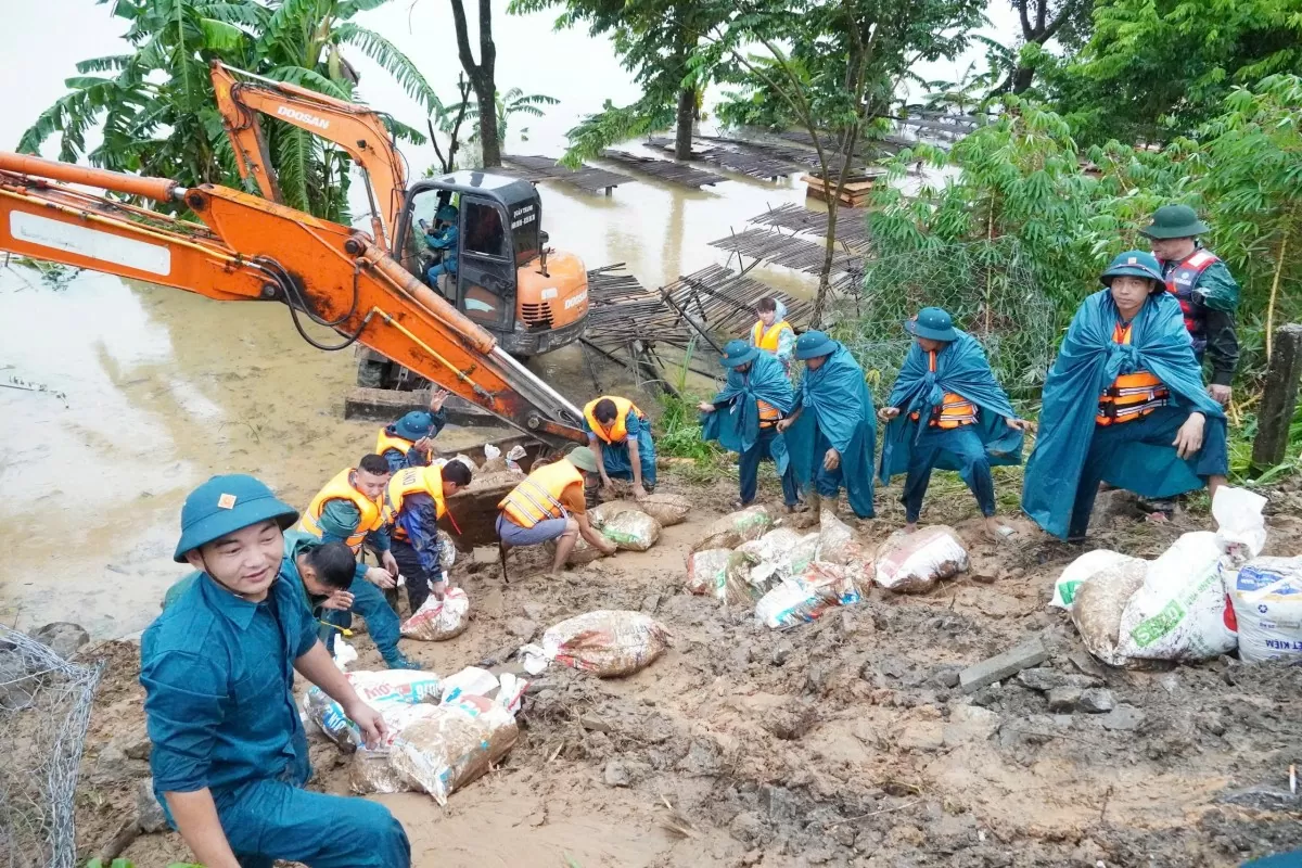 Vĩnh Phúc phát lệnh báo động II lũ trên sông Lô, đê đắp thêm cả mét vẫn chỉ thấy nước