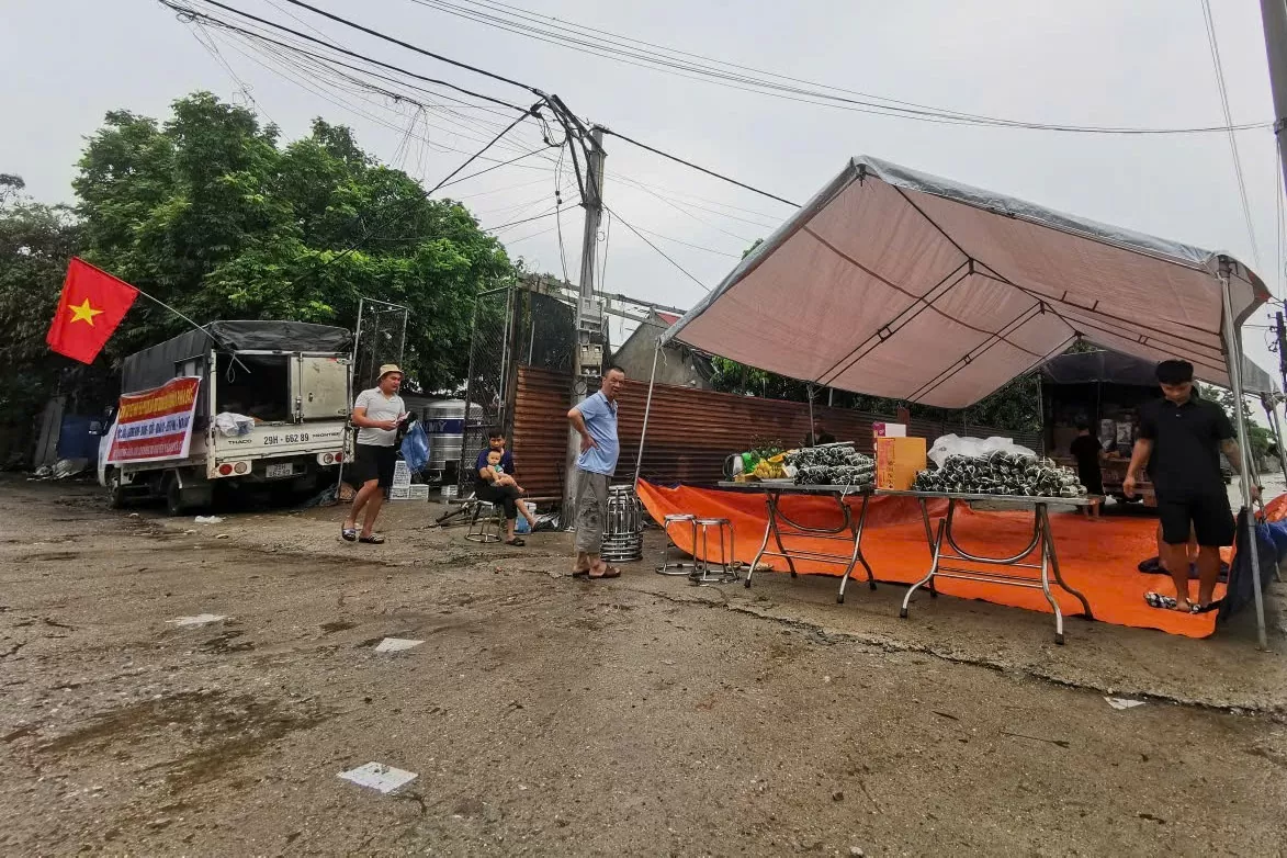 Ở thôn Bảo Lộc có hàng chục điểm tiếp nhận hàng hóa, nhu yếu phẩm giúp bà con vùng lũ (Ảnh: Bảo An).