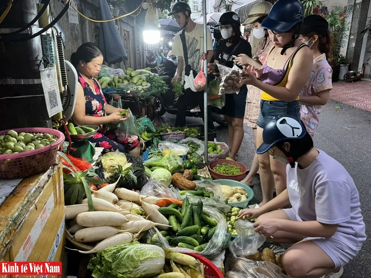 Nguồn cung khan hiếm, giá rau tại chợ tăng ‘đột biến’, siêu thị cam kết không tăng giá