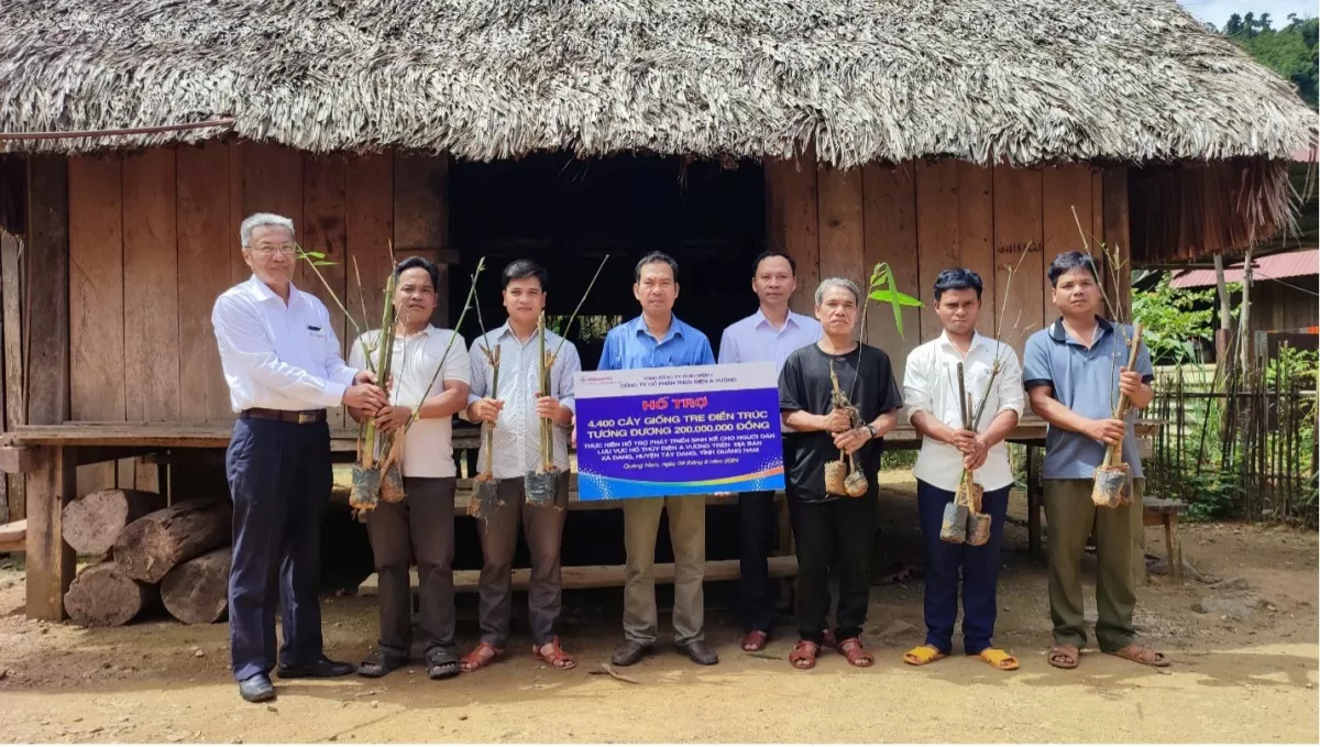 Ông Ngô Xuân Thế, Phó Tổng Giám đốc AVC (ngoài cùng bên trái), Ông Phạm Sáu, Chủ tịch UBND xã Dang (thứ 4 từ trái qua) trao cây giống tre Điền Trúc cho người dân thôn ZLao, xã Dang, huyện Tây Giang, tỉnh Quảng Nam