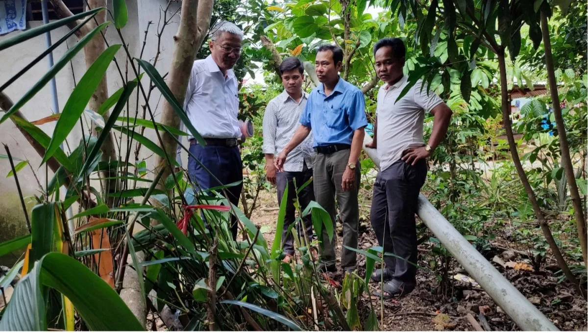 Công ty Cổ phần Thủy điện A Vương và UBND xã Dang đi hiện trường tại thôn Zlao, xã Dang, huyện Tây Giang, tỉnh Quảng Nam kiểm tra người dân trồng tre Điền Trúc lấy măng