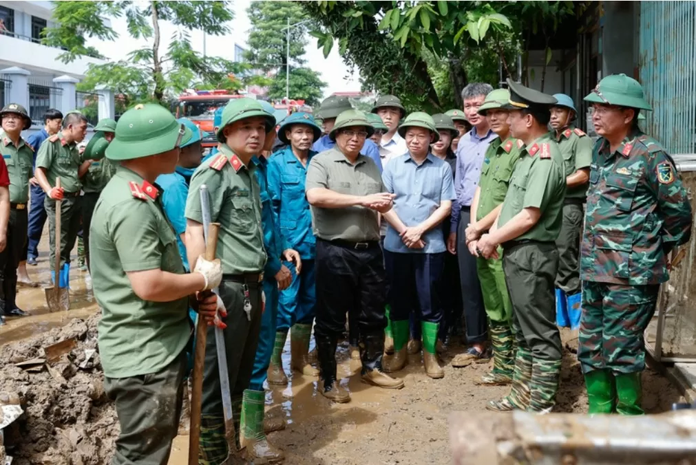 Thủ tướng Phạm Minh Chính thị sát khu vực bị ngập tại phường Hồng Hà, TP. Yên Bái. (Ảnh: VGP/Nhật Bắc)