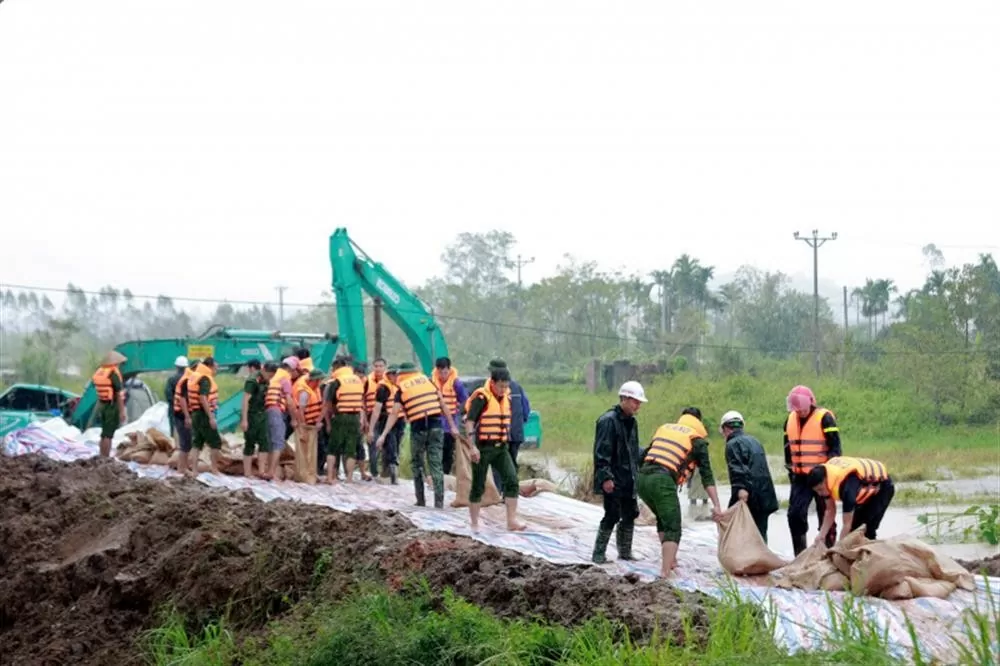 Lực lượng Công an tham gia đắp đê ngăn lũ.