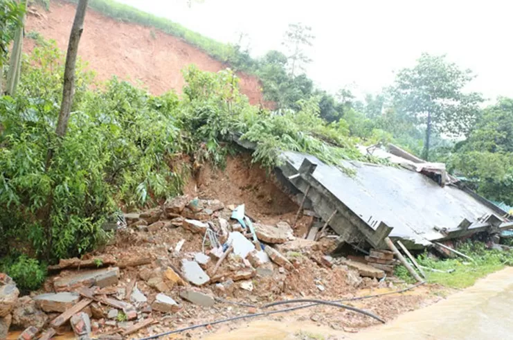 Bão chưa qua, tấm lòng cán bộ Sen hồng đã tới