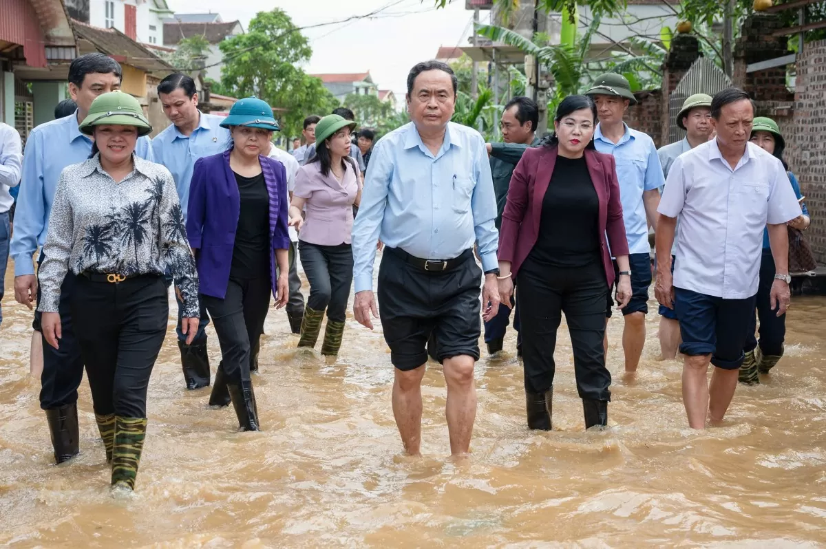 Chủ tịch Quốc hội Trần Thanh Mẫn và Đoàn công tác đã đi kiểm tra thực địa và động viên bà con nhân dân xã Nga My - một trong những nơi là “rốn lũ” của huyện Phú Bình, tỉnh Thái Nguyên