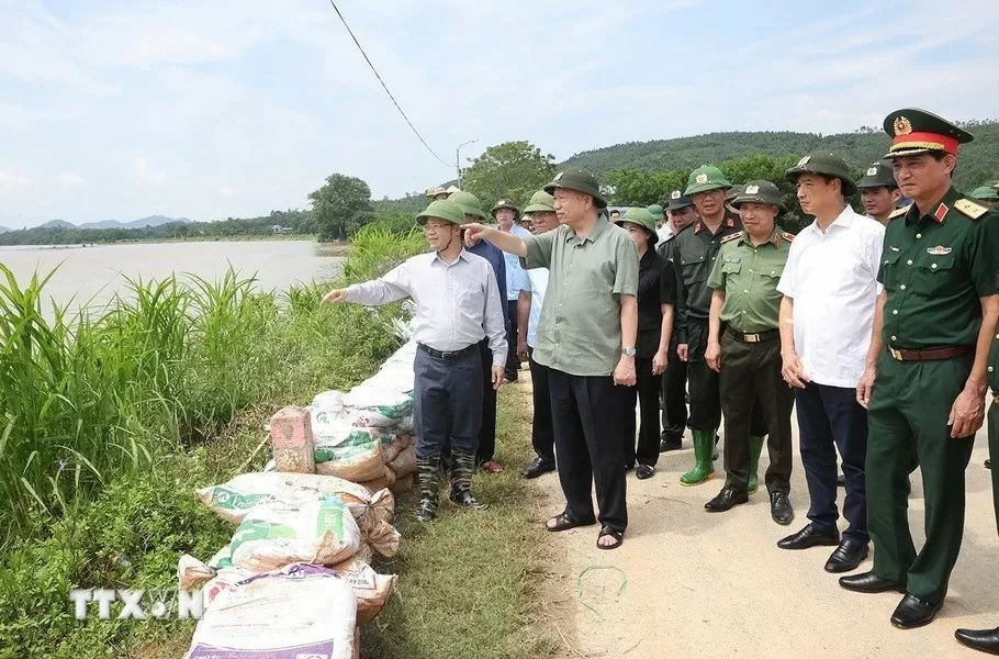 Tổng Bí thư, Chủ tịch nước kiểm tra công tác phòng, chống lụt bão ở Tuyên Quang