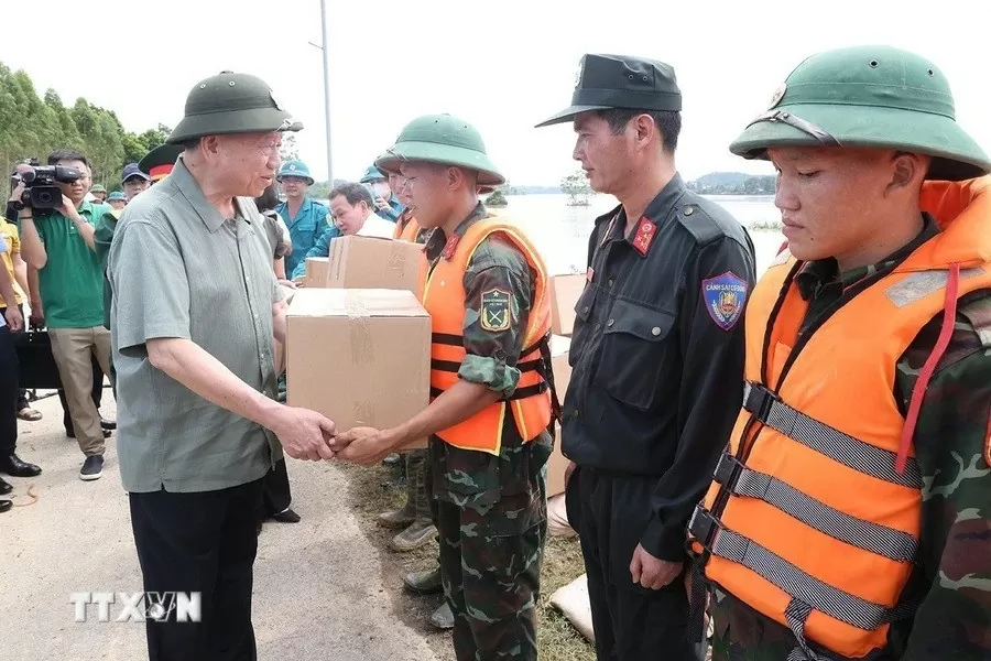 Tổng Bí thư, Chủ tịch nước kiểm tra công tác phòng, chống lụt bão ở Tuyên Quang