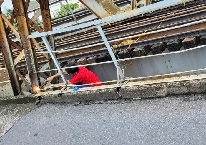 Cầu Long Biên bong mối hàn