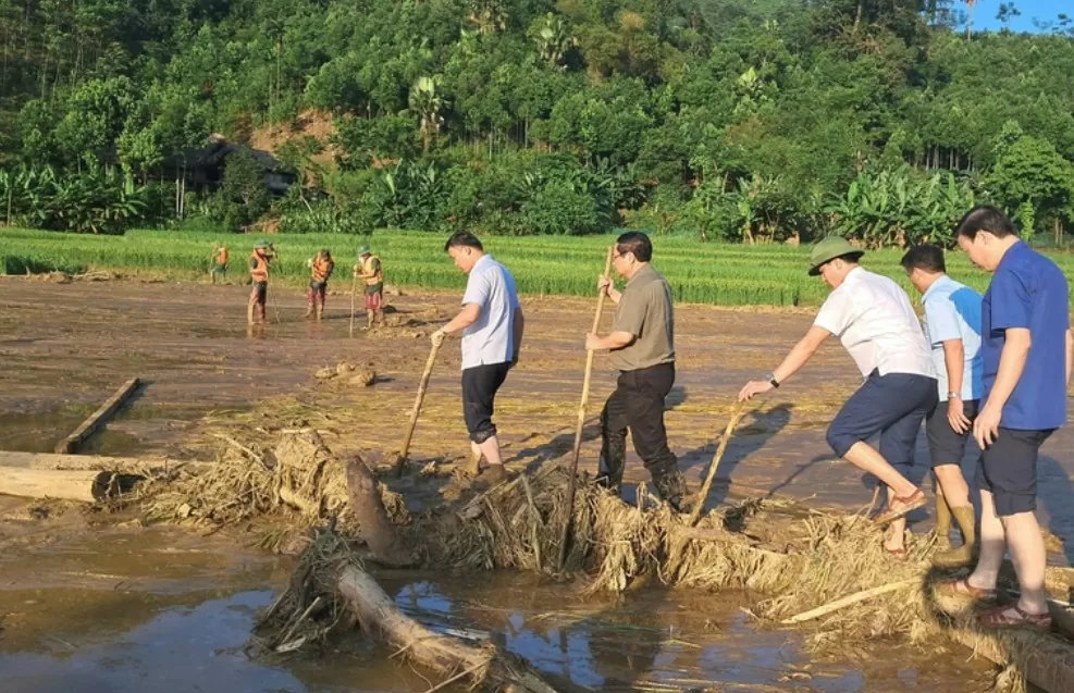 Thủ tướng thị sát hiện trường vụ sạt lở tại thôn Làng Nủ, xã Phúc Khánh, huyện Bảo Yên, đã khiến gần 100 người thiệt mạng và mất tích. (Ảnh VGP/Hà Văn)