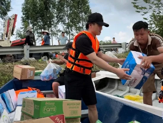 Ca sĩ Du Thiên cùng bạn bè chung tay ủng hộ đồng bào khó khăn trong bão lũ