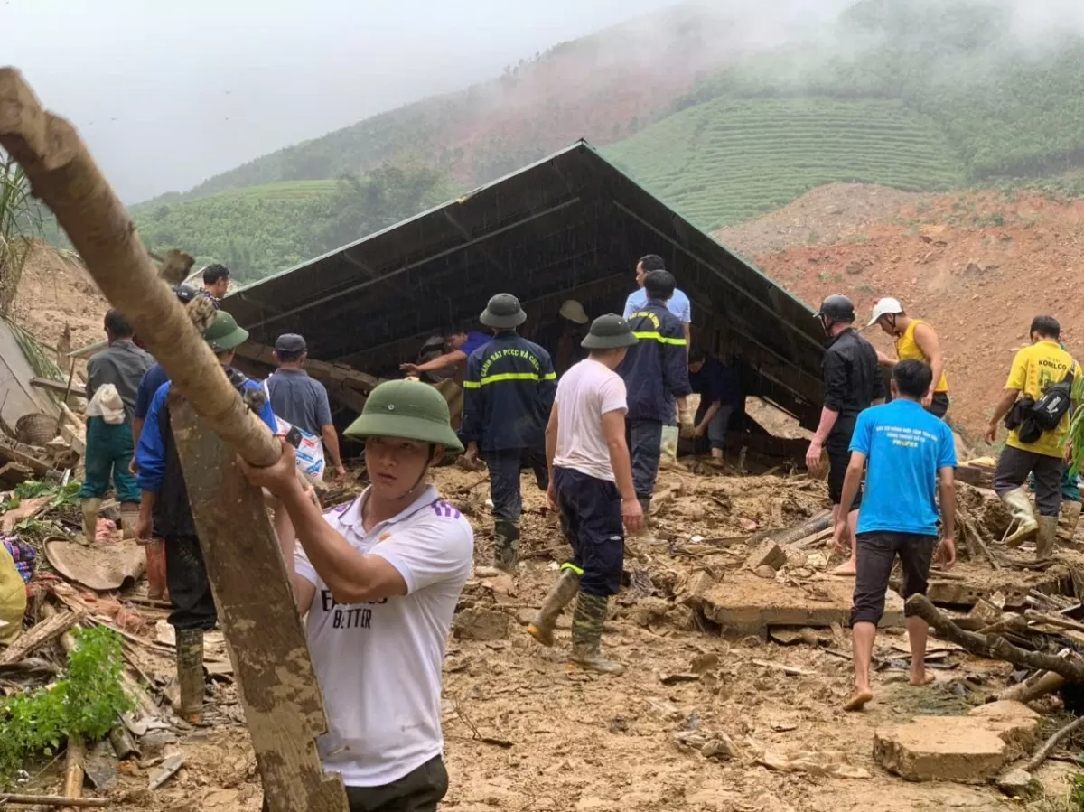 Lực lượng chức năng hỗ trợ người dân thôn Nậm Tông khắc phục hậu quả mưa lũ, sạt lở đất (Ảnh: Báo Lào Cai)