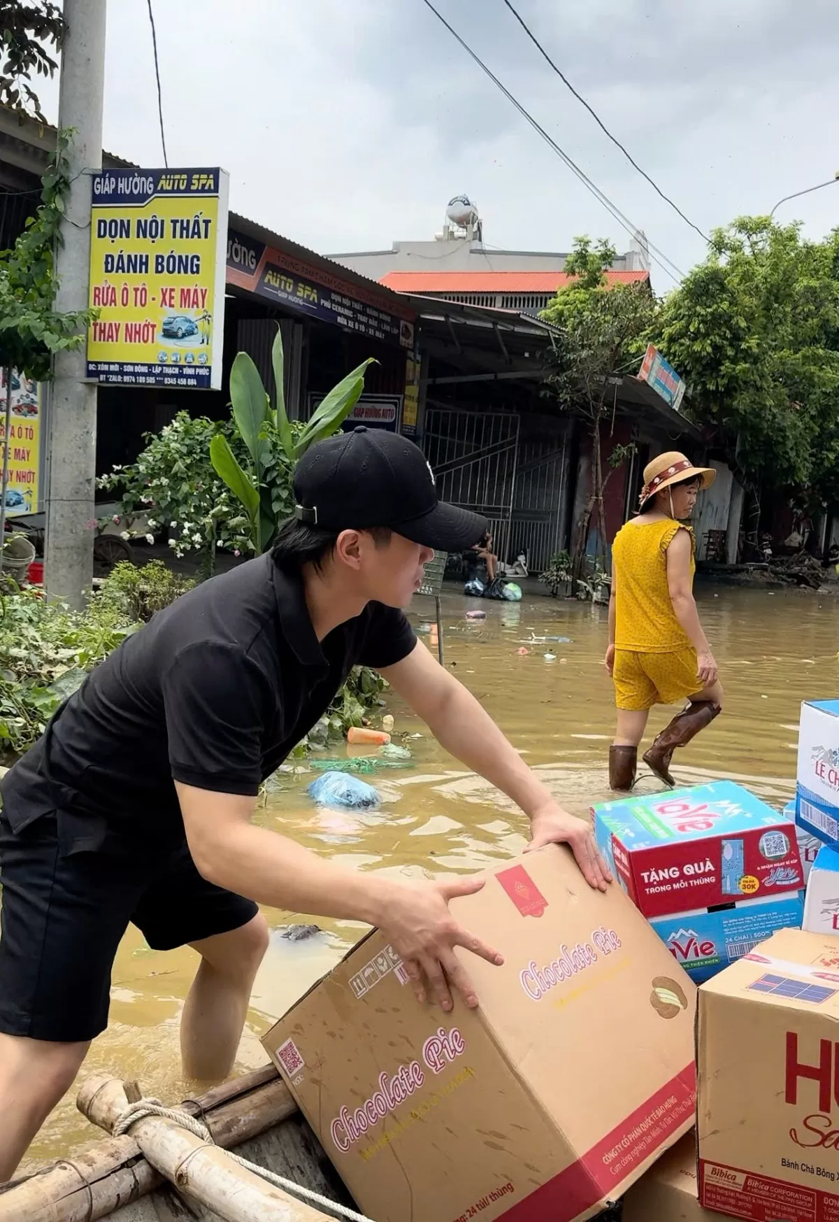 Ca sĩ Du Thiên cùng bạn bè chung tay ủng hộ đồng bào khó khăn trong bão lũ