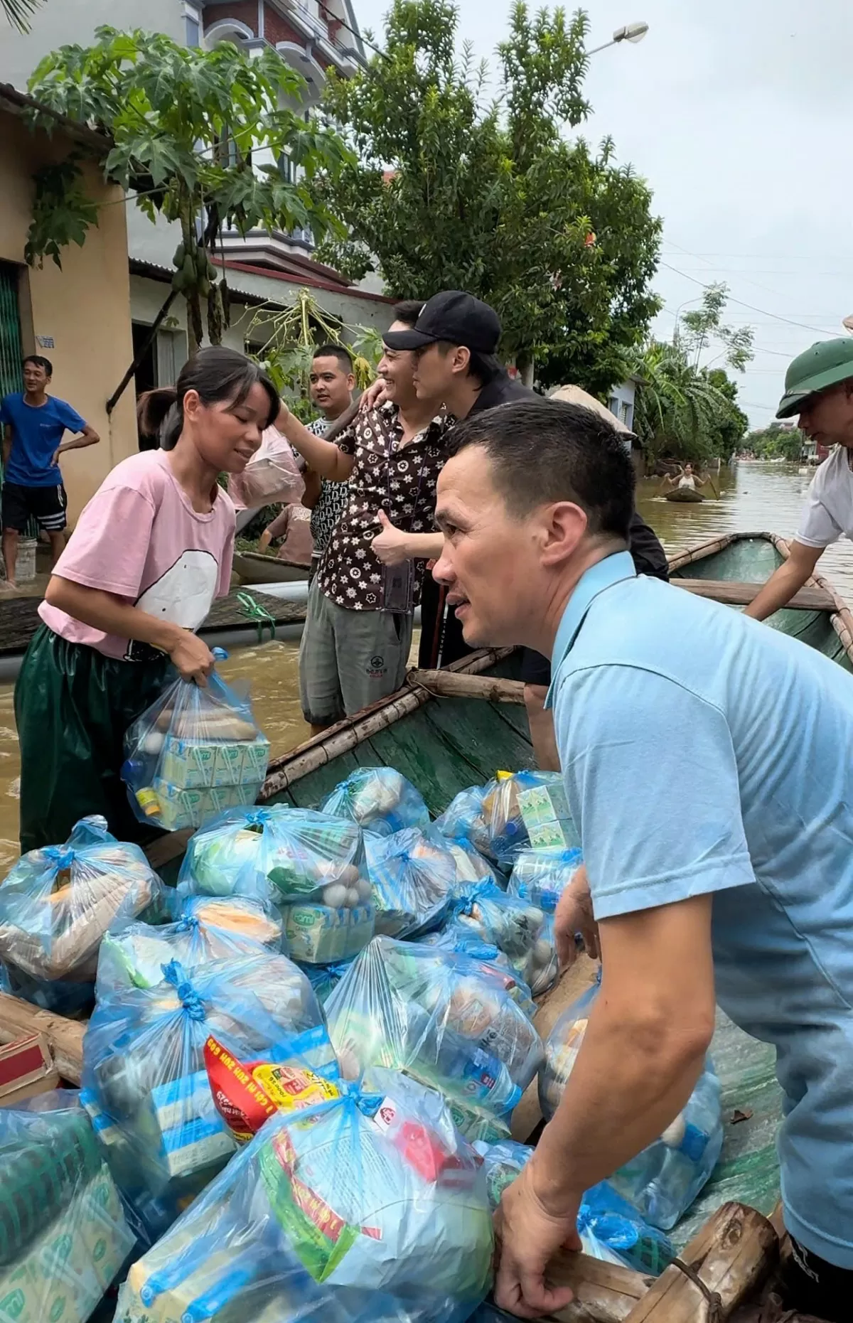 Ca sĩ Du Thiên cùng bạn bè chung tay ủng hộ đồng bào khó khăn trong bão lũ