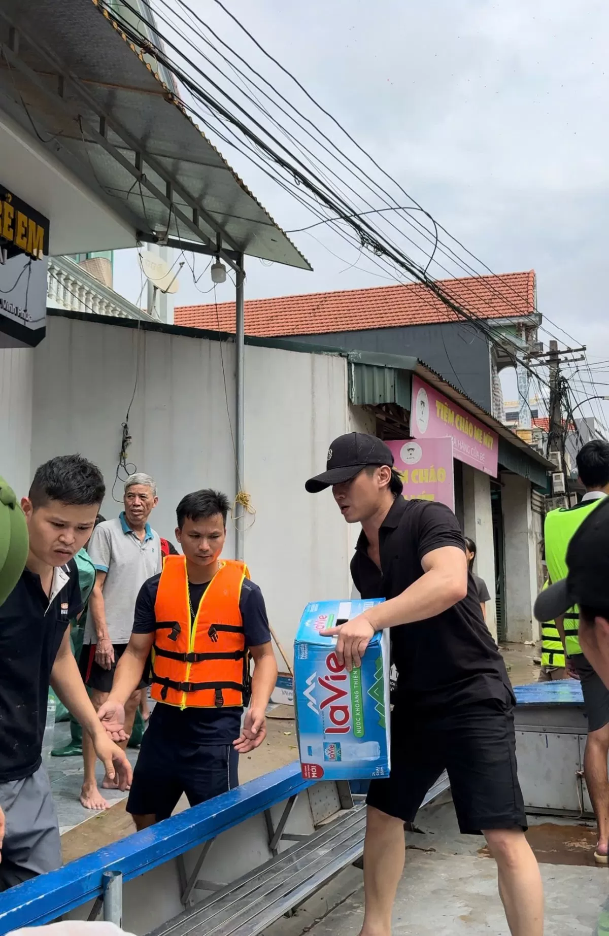 Ca sĩ Du Thiên cùng bạn bè chung tay ủng hộ đồng bào khó khăn trong bão lũ