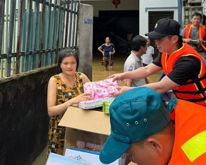 Ca sĩ Du Thiên chung tay cùng bà con vùng “tâm lũ” tại Vĩnh Phúc