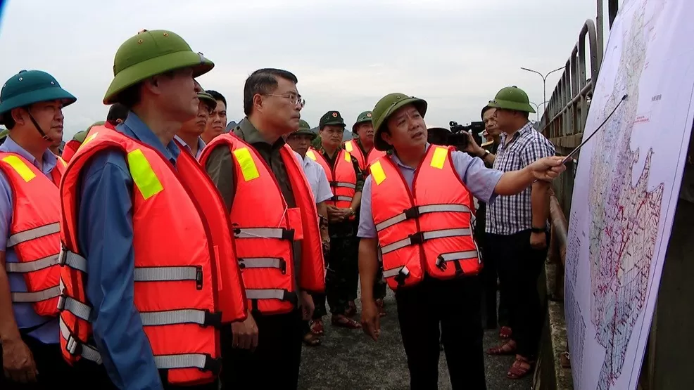 Trưởng Ban Tổ chức Trung ương Lê Minh Hưng kiểm tra công tác khắc phục hậu quả sau bão tại Ninh Bình