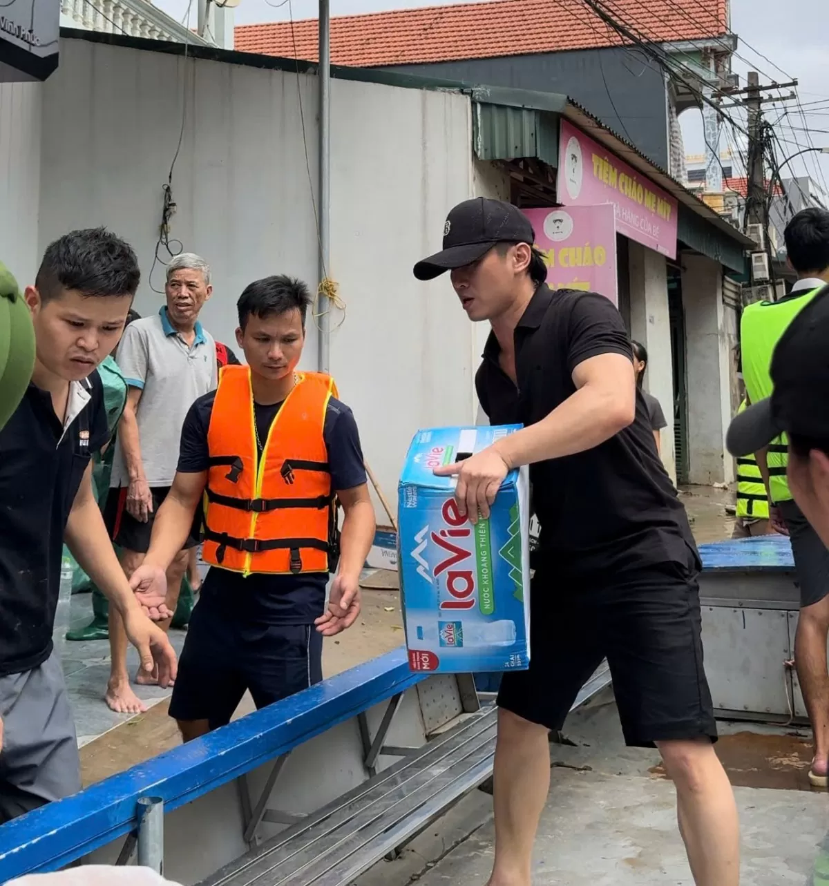 Ca sĩ Du Thiên chung tay cùng bà con vùng “tâm lũ” tại Vĩnh Phúc