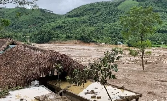 Kỳ tích 8 người trong 2 hộ gia đình may mắn chạy thoát trận lũ quét Làng Nủ