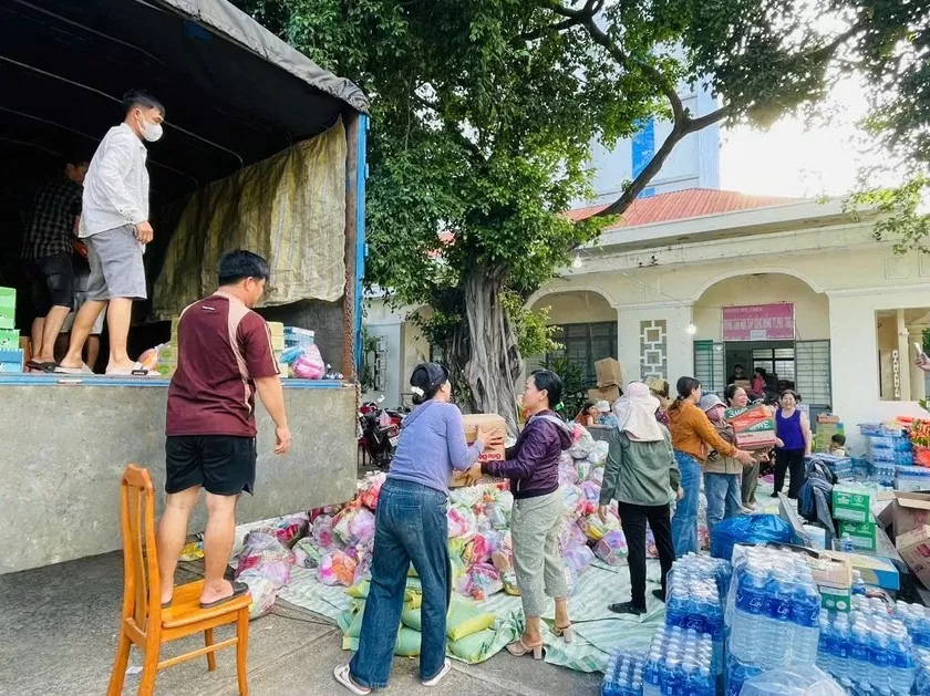 Tình người ấm áp lan tỏa trên những chuyến xe cứu trợ lũ lụt miền Bắc