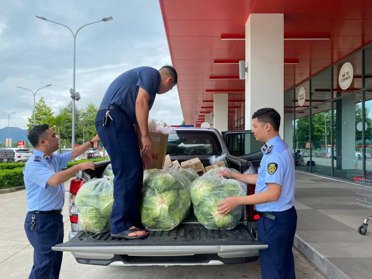 Quản lý thị trường Lào Cai gửi hàng tấn rau củ, thuốc đến với Bảo Yên và rốn lũ Làng Nủ