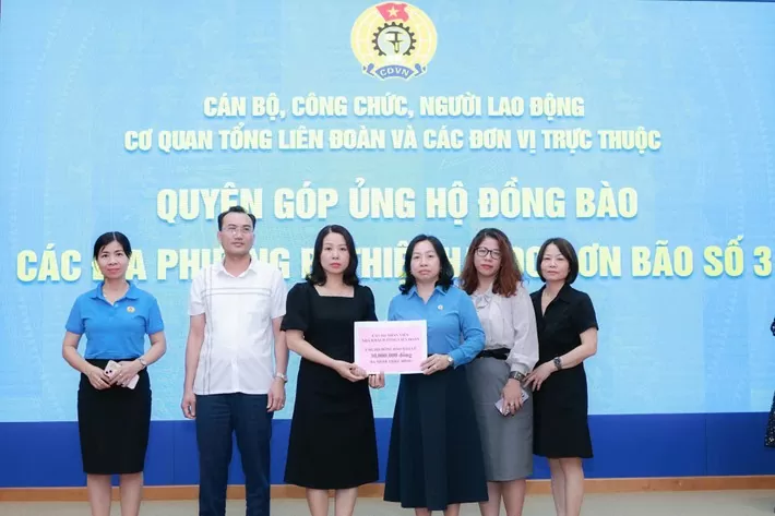 Phó Chủ tịch Thường trực Tổng Liên đoàn Lao động Việt Nam Thái Thu Xương nhận quyên góp ủng hộ đồng bào bị thiệt hại do bão số 3 từ các đơn vị. Ảnh: Hải Nguyễn