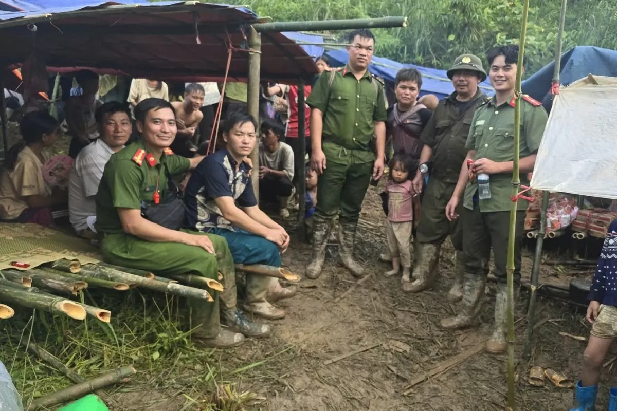 Chính quyền, công an vui mừng khi tất cả 115 người dân thôn Kho Vàng vẫn an toàn (Ảnh: Lê Hương)