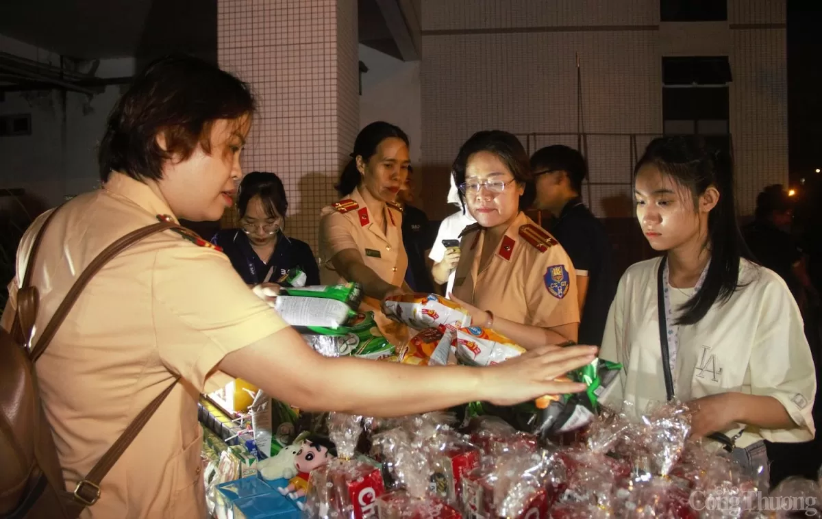 Các chiến sĩ phòng Cảnh sát Giao thông Công an thành phố Đà Nẵng cùng tình nguyện viên chuẩn bị những phần quà cho các em.