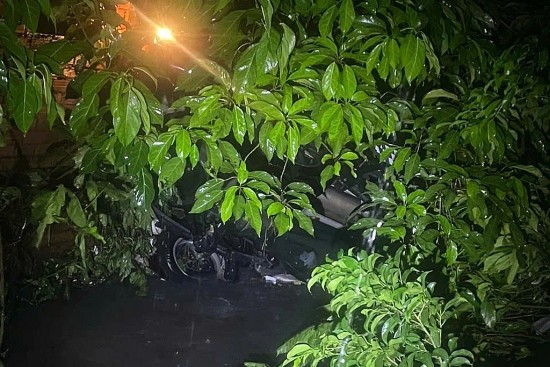 binh duong mua lon cuon troi o to mot nguoi phu nu tu vong