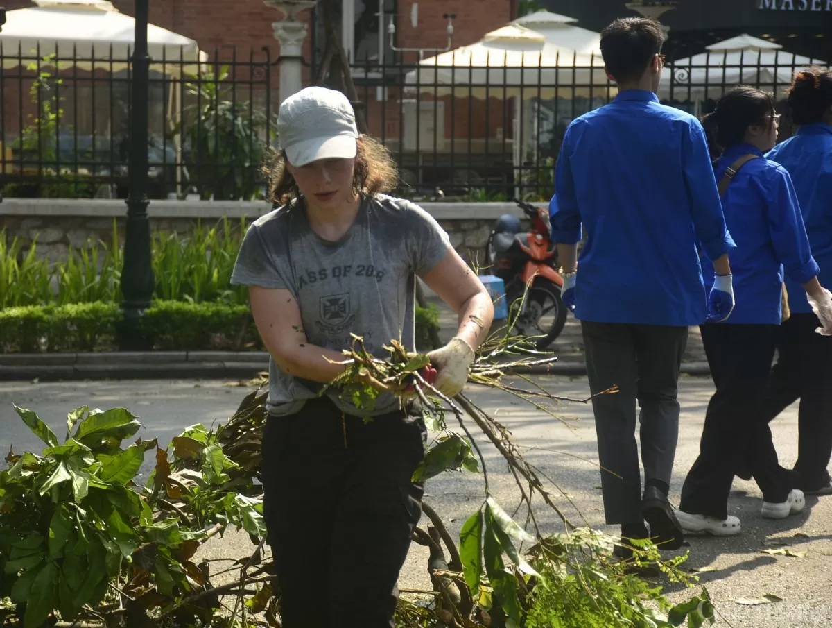 Chân dung những vị khách du lịch 'tận tâm' dọn sạch đường phố Hà Nội sau bão số 3