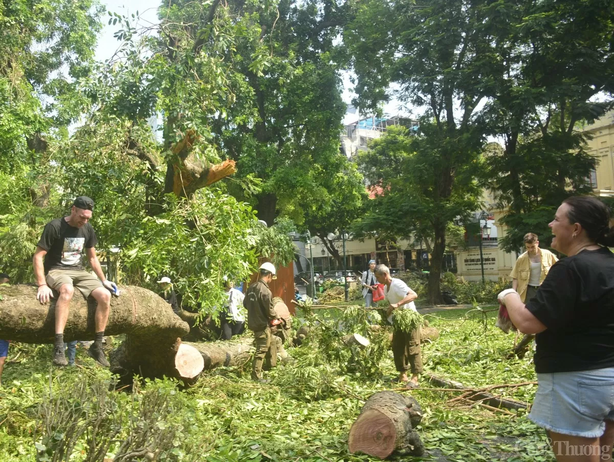 Chân dung những vị khách du lịch 'tận tâm' dọn sạch đường phố Hà Nội sau bão số 3