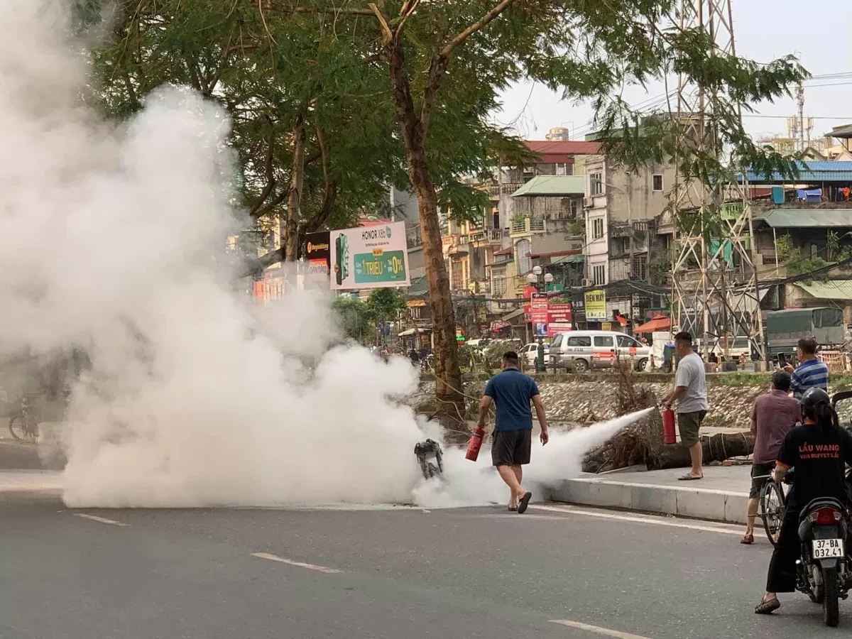 Hà Nội: Xe máy bất ngờ bốc cháy trơ khung trên đường Tam Trinh