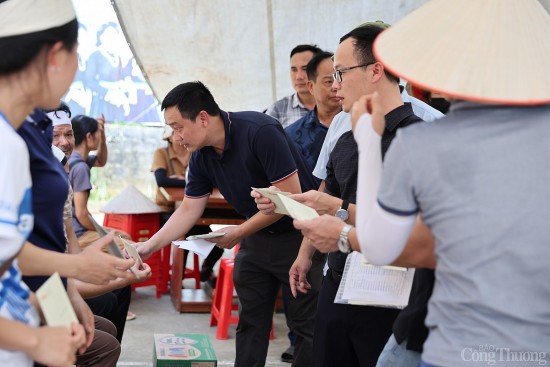 bao cong thuong len voi luc yen ngay sau lu