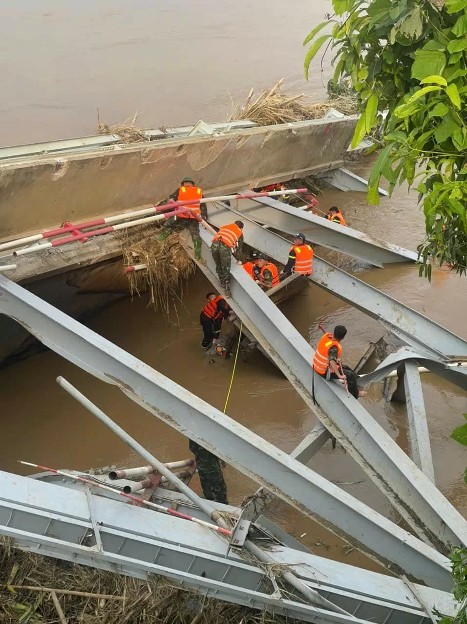 Người nhái, thợ lặn đang tiếp cận xe tải mắc kẹt dưới sông tìm kiếm nạn nhân vụ sập cầu Phong Châu