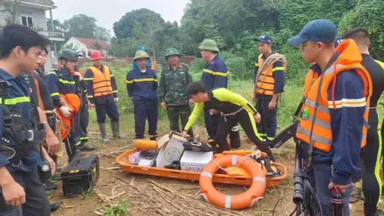 Người nhái, thợ lặn đang tiếp cận xe tải mắc kẹt dưới sông tìm kiếm nạn nhân vụ sập cầu Phong Châu